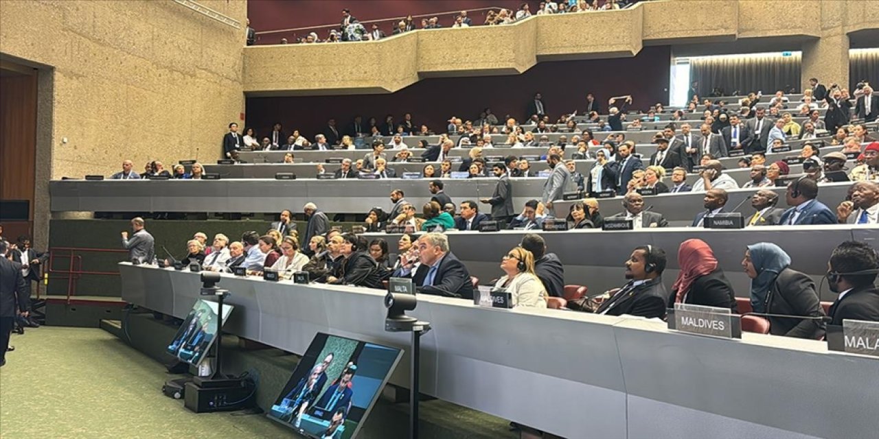 Cenevre'de israilliler masalara vurularak protesto edildi