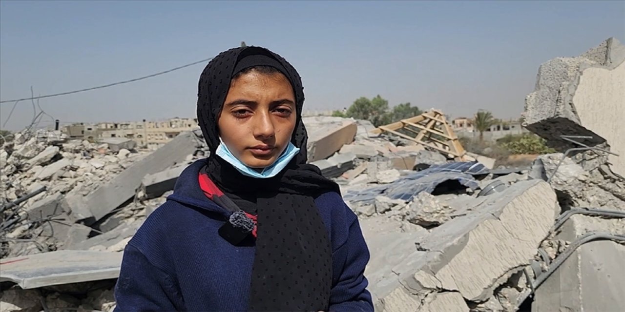 14 yaşındaki Filistinli Ensam, enkaz altında kalan babasına dair bir iz arıyor