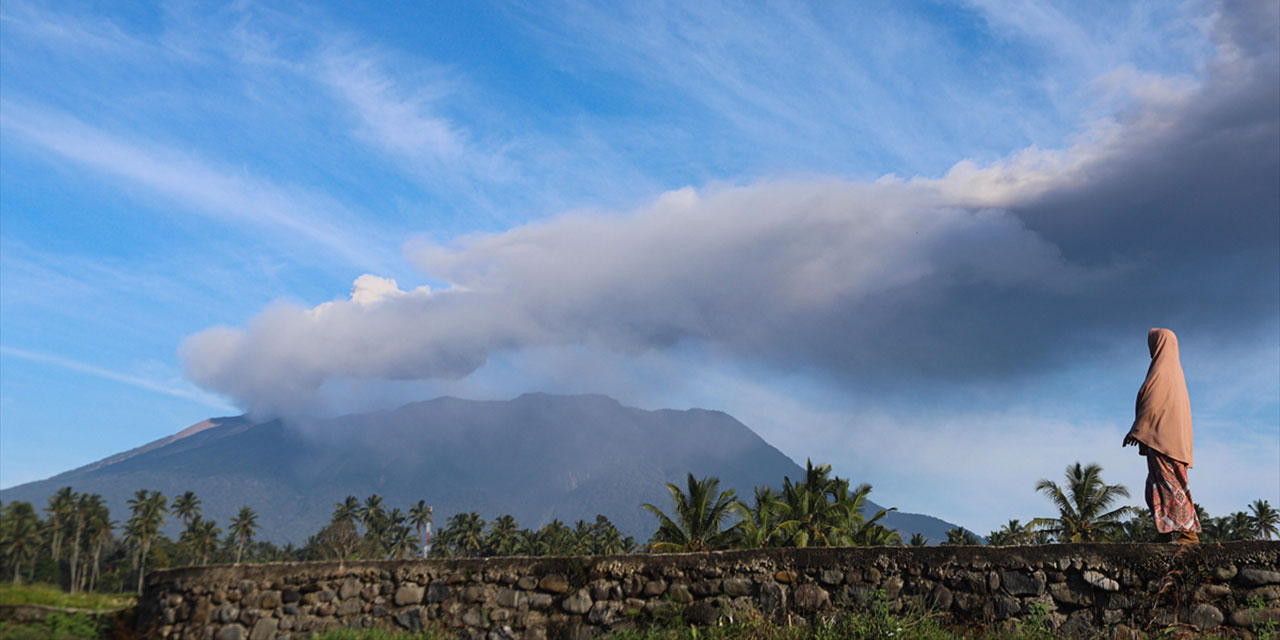 Endonezya'daki Marapi Yanardağı yeniden faaliyete geçti