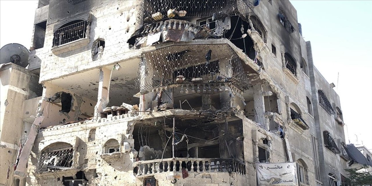 Aşağılık israilin bombaladığı binada 93 Gazzeli şehit oldu