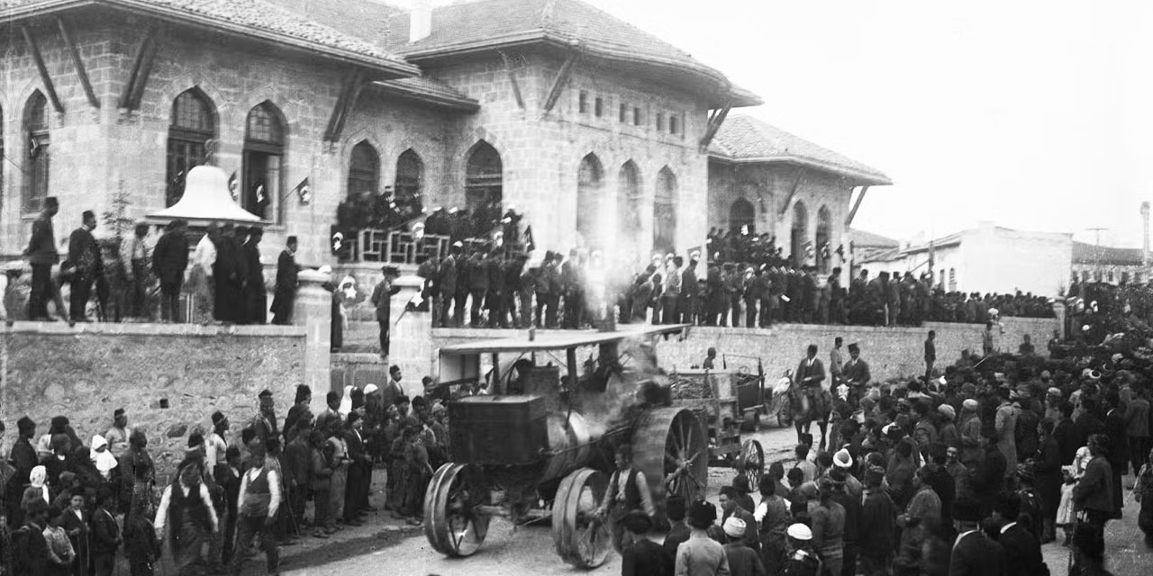 Said Nursi ile Kemalistlerin Cumhuriyet anlayışındaki fark