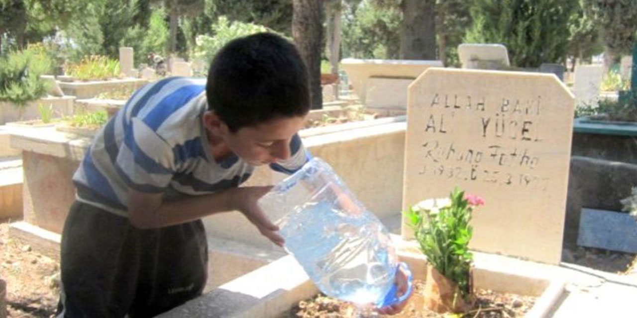 Mezarın üzerine su dökülmesinin dinde yeri var mı?