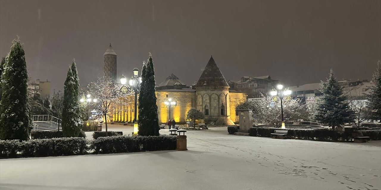 Erzurum beyaz rahmete kavuştu