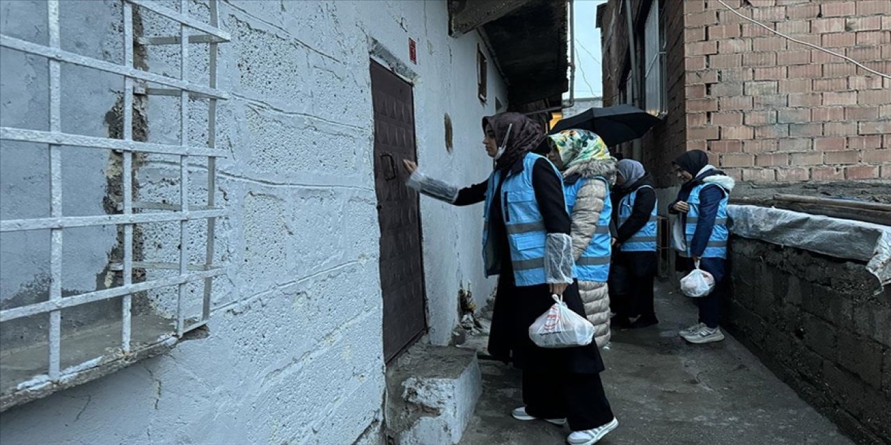 Öğrenciler, yurtlardaki fazla yemekleri komşularıyla paylaşarak israfı önlüyor