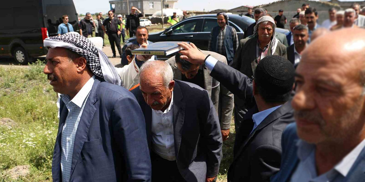 Kur’an-ı Kerim‘in altından geçtiler: Ve barış kesinleşti