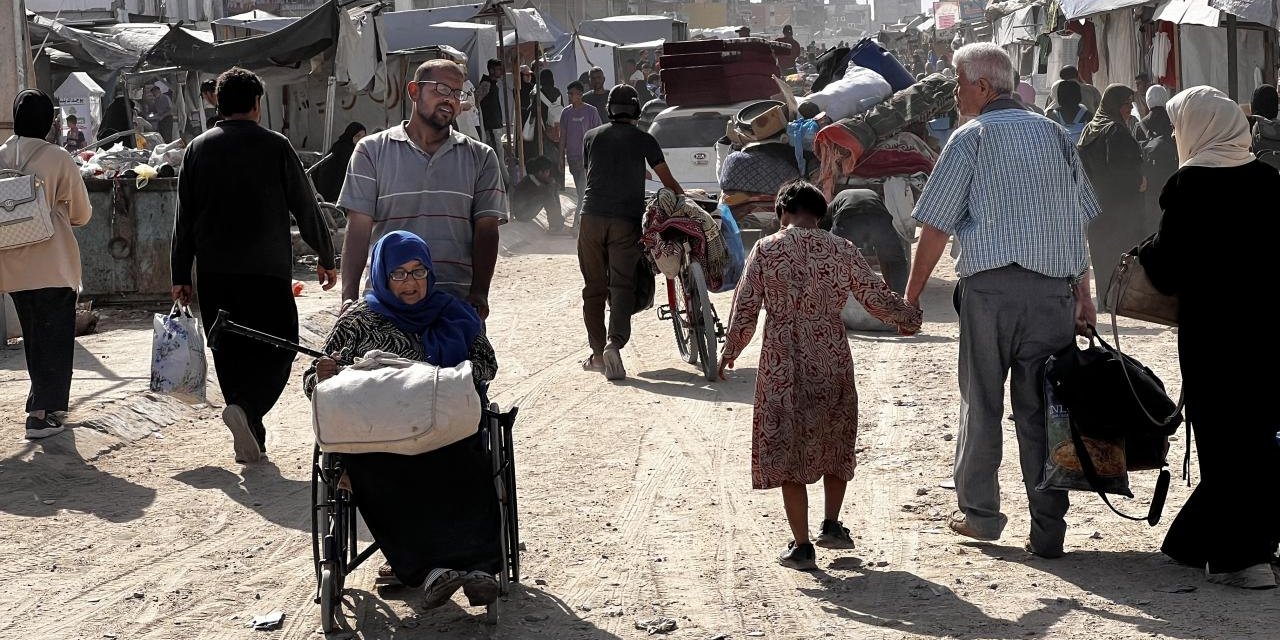 Katil israilin saldırı tehdidinin ardından Gazzeliler yine göç ediyor