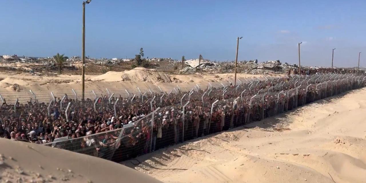 Gazzelilere yardım ederken bile zulmediyorlar, izzetlerini kırıyorlar