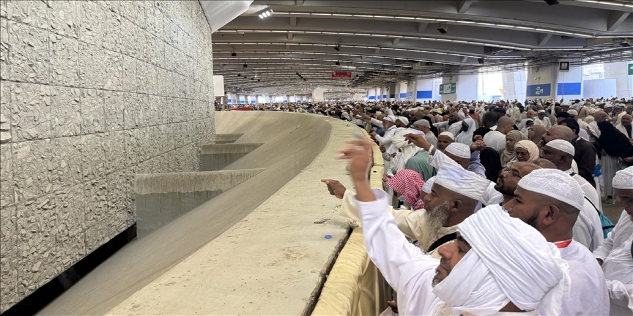 Hacılar, Kurban Bayramı'nın ikinci gününde de şeytan taşladı