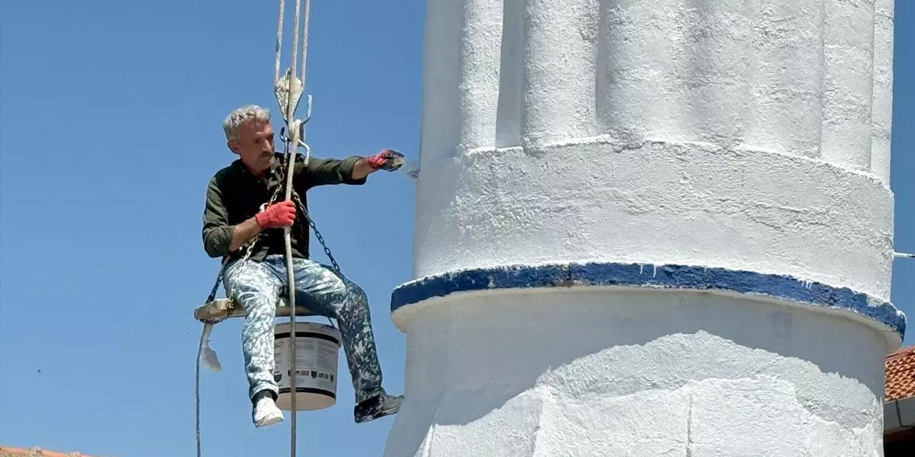 'Örümcek adam' lakaplı usta minareleri onararak ekmeğini kazanıyor