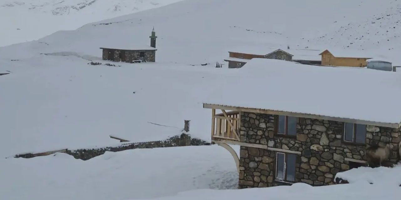 Bir yandan sıcak bir yandan soğuk: Tahpur Yaylası'na kar yağdırıldı