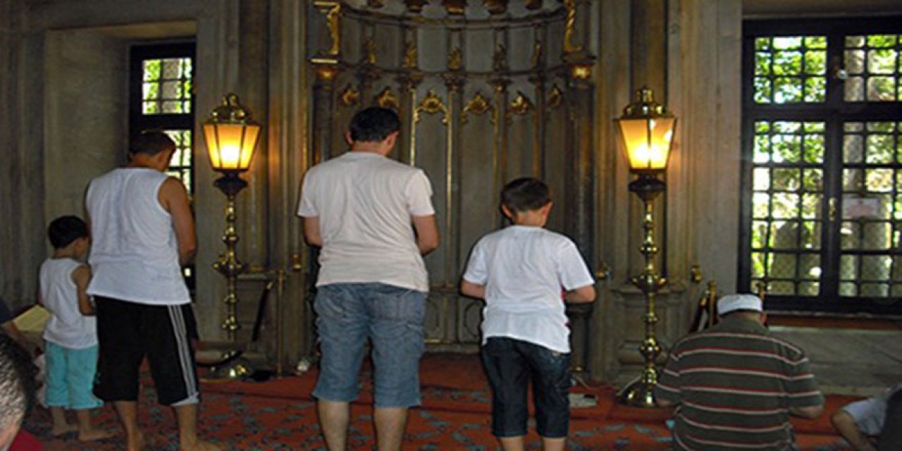 Atlet ve şort ile namaz kılınır mı?