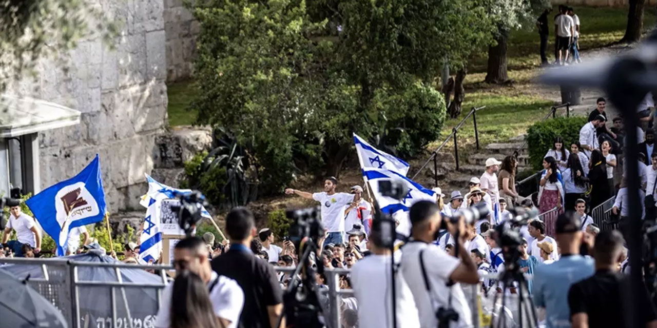 Allah'ın gazabı üzerinize olsun: Katil israilliler, Mescid-i Aksa'ya baskın düzenledi