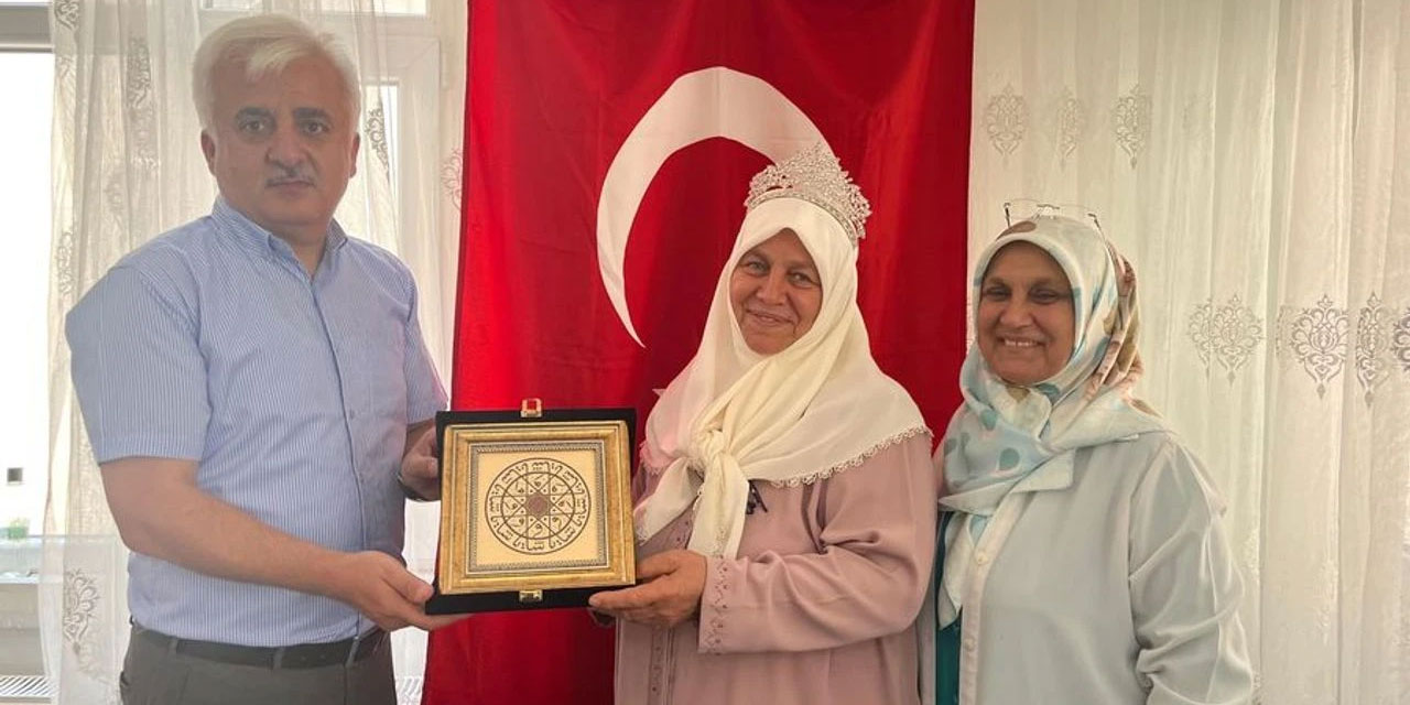 Maşallah! 65 yaşında Kur'an'ı ezberledi, hafızlık tacını taktı