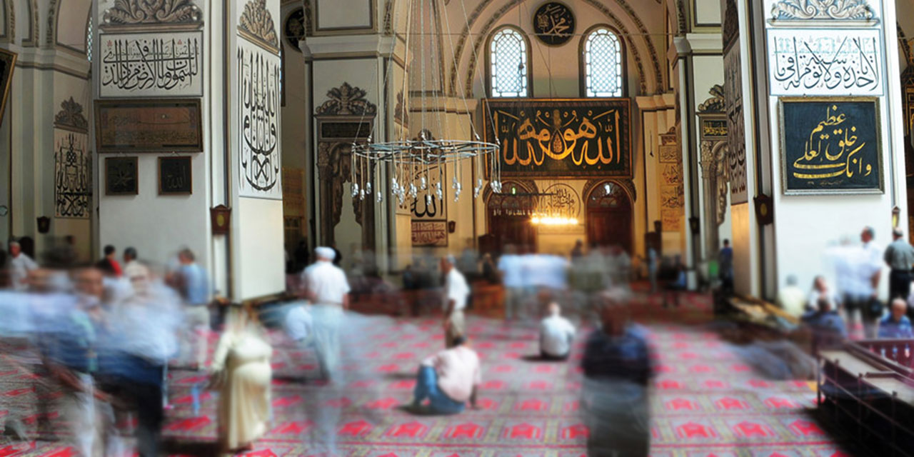 Bursa Ulu Cami’deki açık-saçık ziyaretçilere tepki