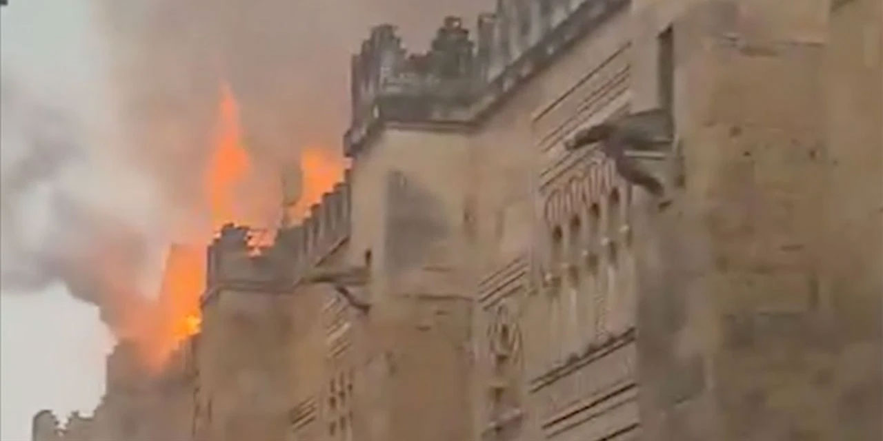 Avrupa'daki en ihtişamlı camide yangın