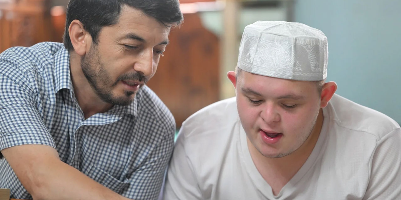 Kur'an kursunun neşesi ve çalışkan talebesi down sendromlu Fırat