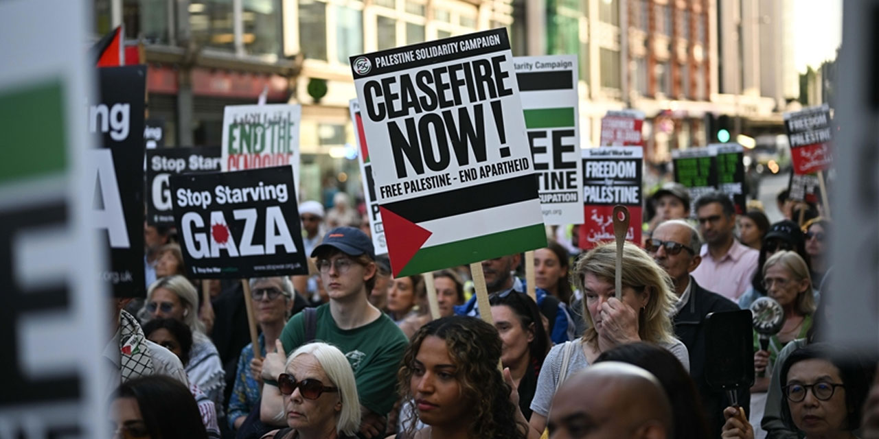 Aşağılık israil Londra Büyükelçiliği önünde protesto edildi