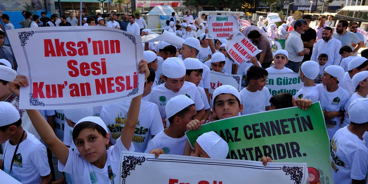 'Hayat Namazla Güzeldir' etkinliğinde buluşan çocuklar Gazze'ye dua etti