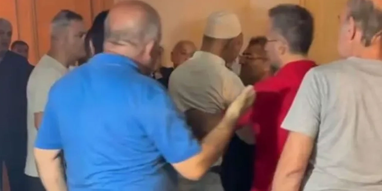 Cami'deki Mevlid Kandili programında Atatürk posteri gerilimi