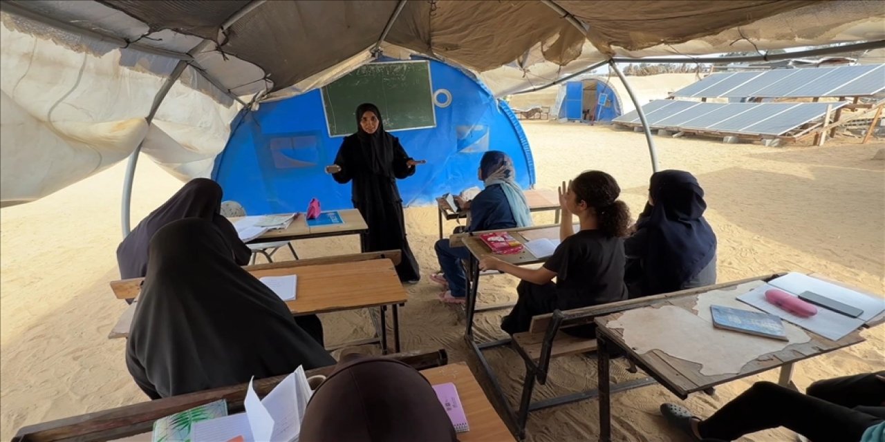 Gazzeli öğretmenler her şeye rağmen çocuklara ders vermeye çalışıyor