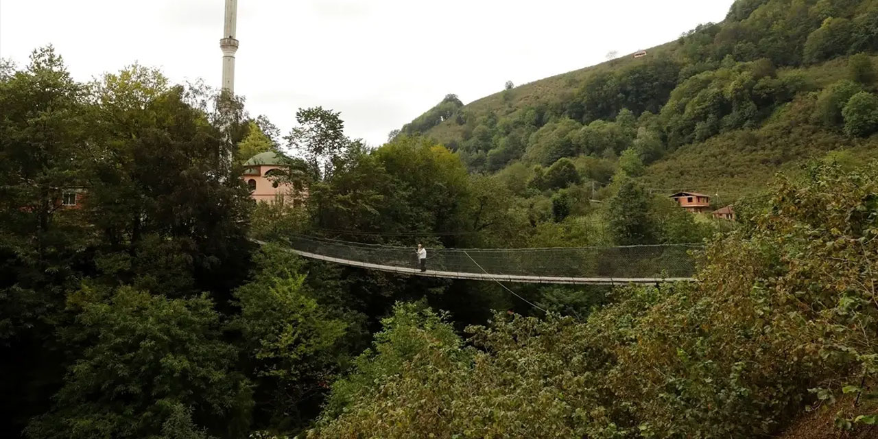 Babasının hatırına cami yoluna asma köprü yaptı