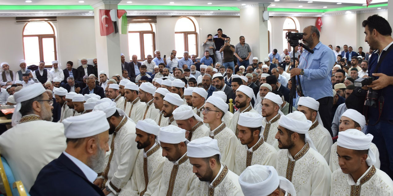 Bitlis'te Medreseden mezun olan 33 talebeye icazetleri verildi