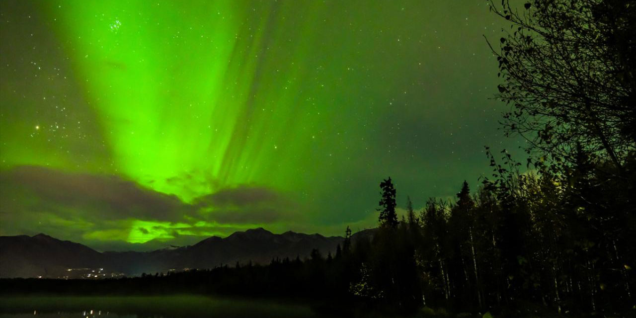 Yeşil ışıklar ile aydınlanan gece