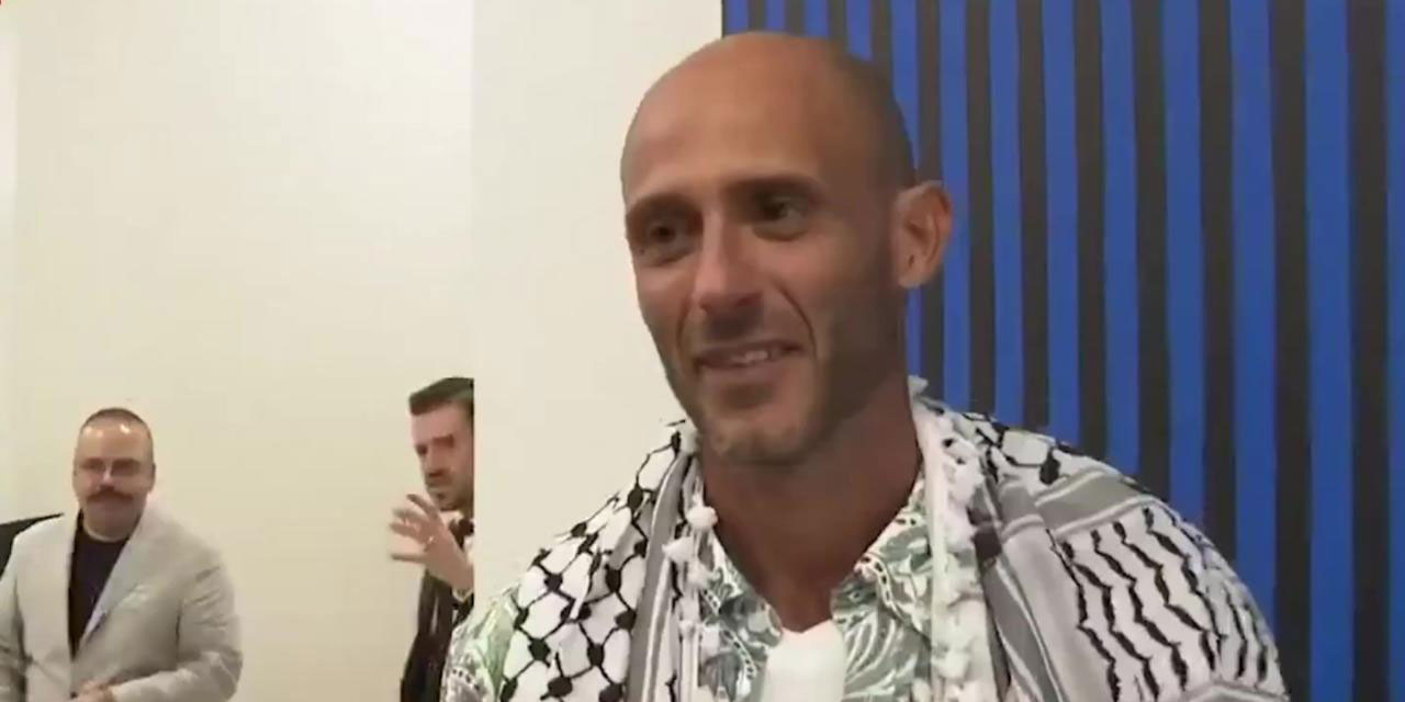 israil askerlerinin namaza müdahalesine engel olan İtalyan aktivist Müslüman oldu