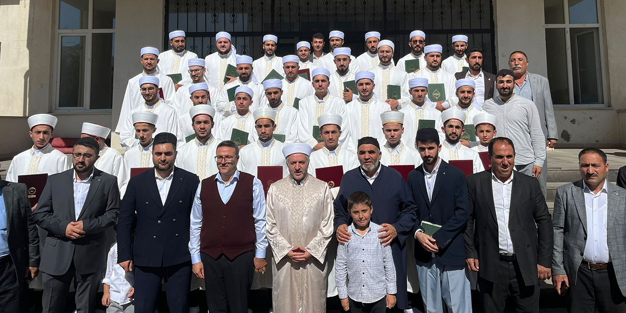 Norşin-Güroymak'ta hafız olan 32 öğrenci icazet aldı