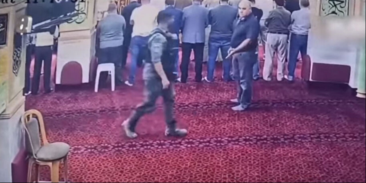 Terörist israil polisinden yeni tahrik: Postallarıyla camiye girdiler