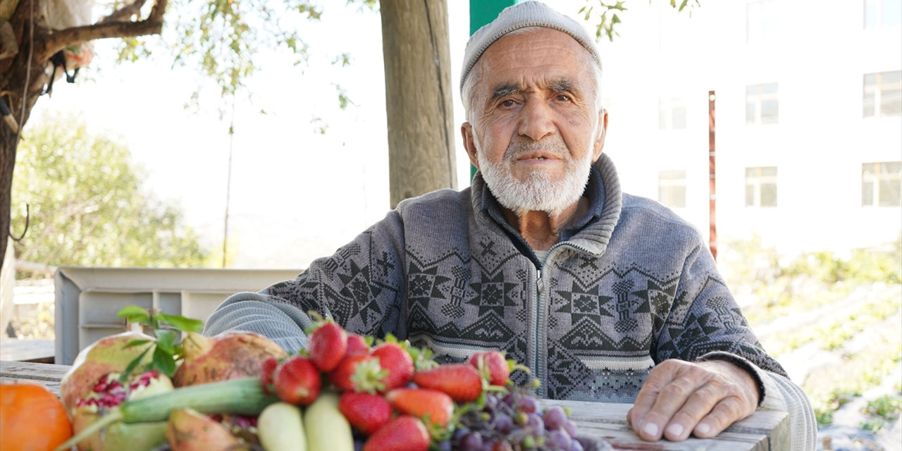 Isparta Savlı İbrahim dede 'Hayır Bahçesi'ndeki ürünleri ücretsiz ikram ediyor