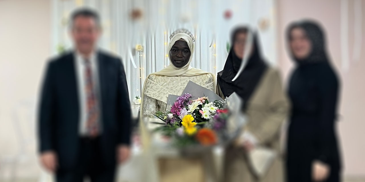 Maşallah! Tıp öğrencisi Esma 8 ayda Kur'an'ı ezberleyerek hafize oldu