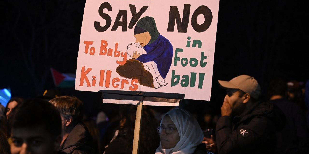 Binlerce kişi katil israilin futboldan men edilmesi için İngiltere'de toplandı