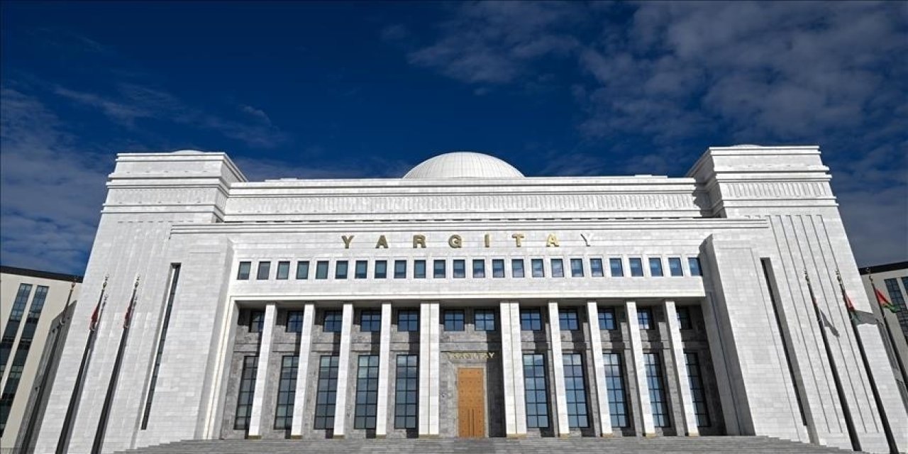 Komşusunun balkonuna halı silkeleyene hapis cezası