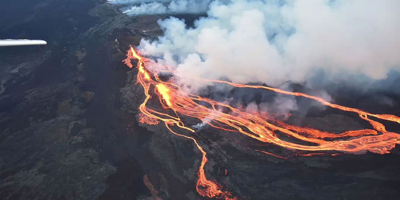 Kilauea Yanardağı'ndan lav nehirleri akıyor