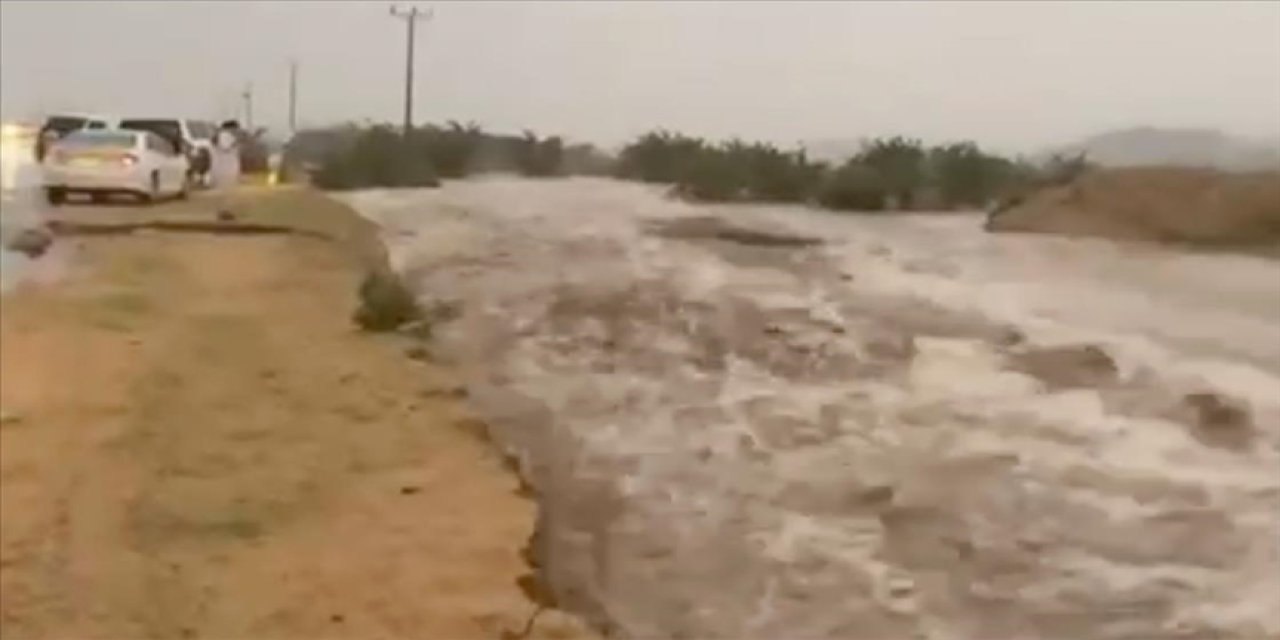 Mekke'de bol yağmur yağdırıldı, sel meydana geldi