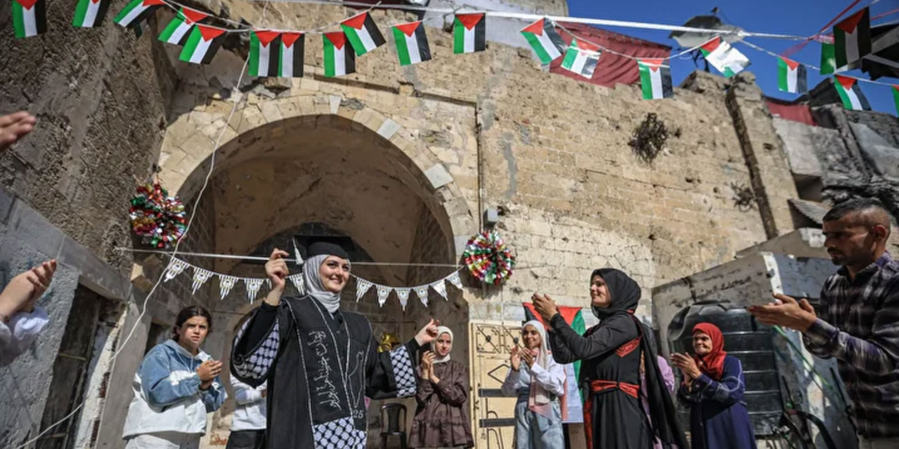 Gazze'de öğrenciler, lise bitirme sınavı sonuçlarını yıkıntılar arasında kutladı