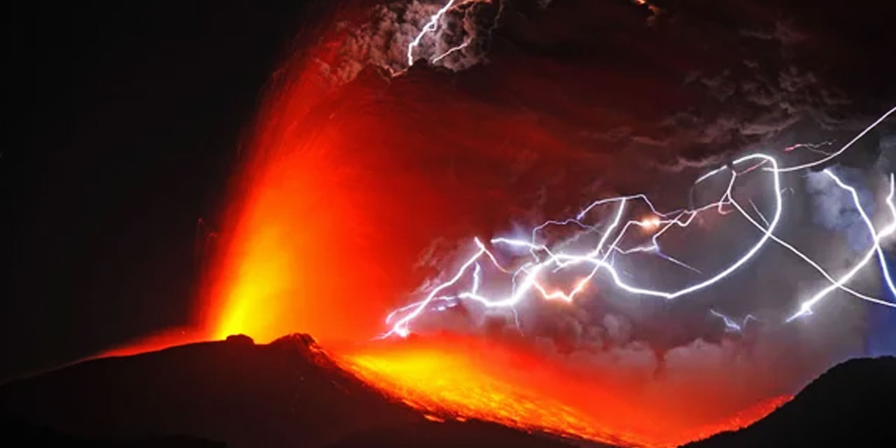 Japonya'da yanardağ 4 bin 400 metre yükseğe patladı