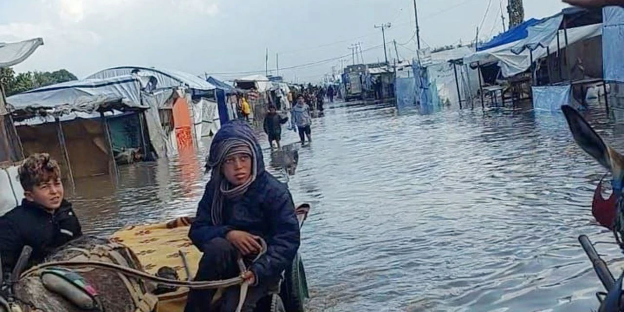 Gazze: On binlerce çadır sular altında kaldı, 288 bin aile felaketi yaşıyor