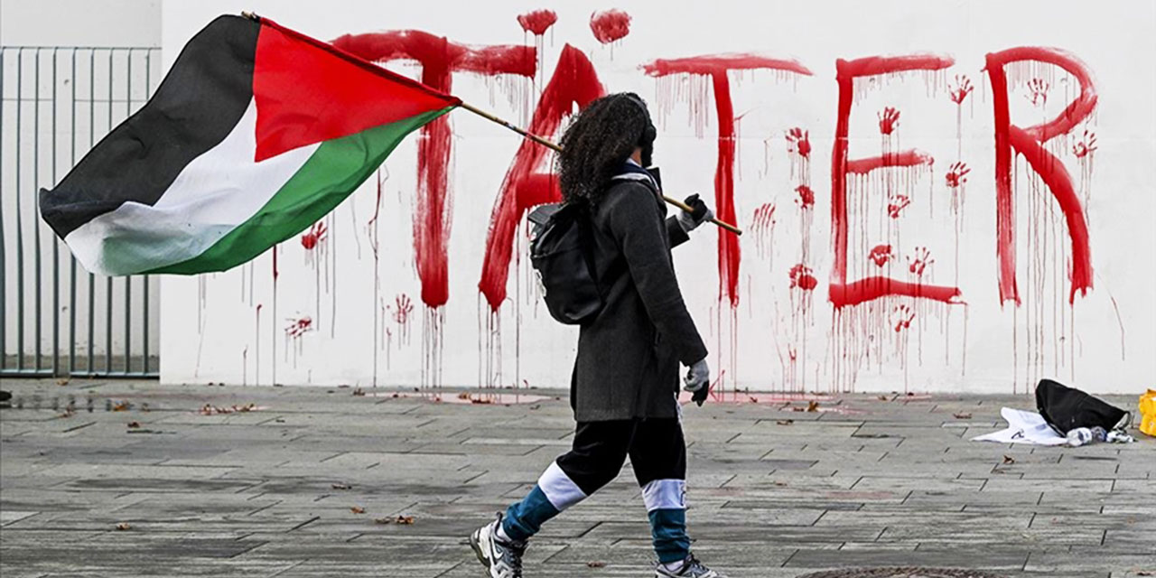 Almanya Başbakanlık binasına yazılan yazı: Gazze soykırımının failleri!