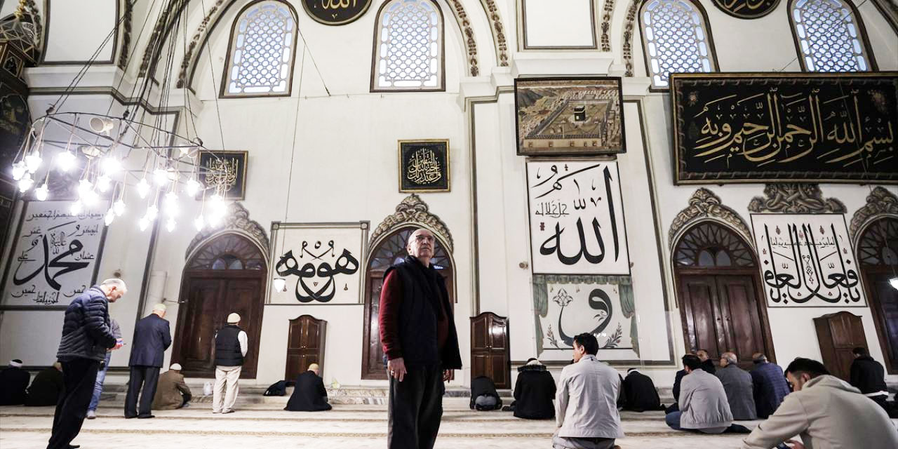 Bursa Ulu Cami'de gördüğü yazılara hayran kalınca hattat oldu