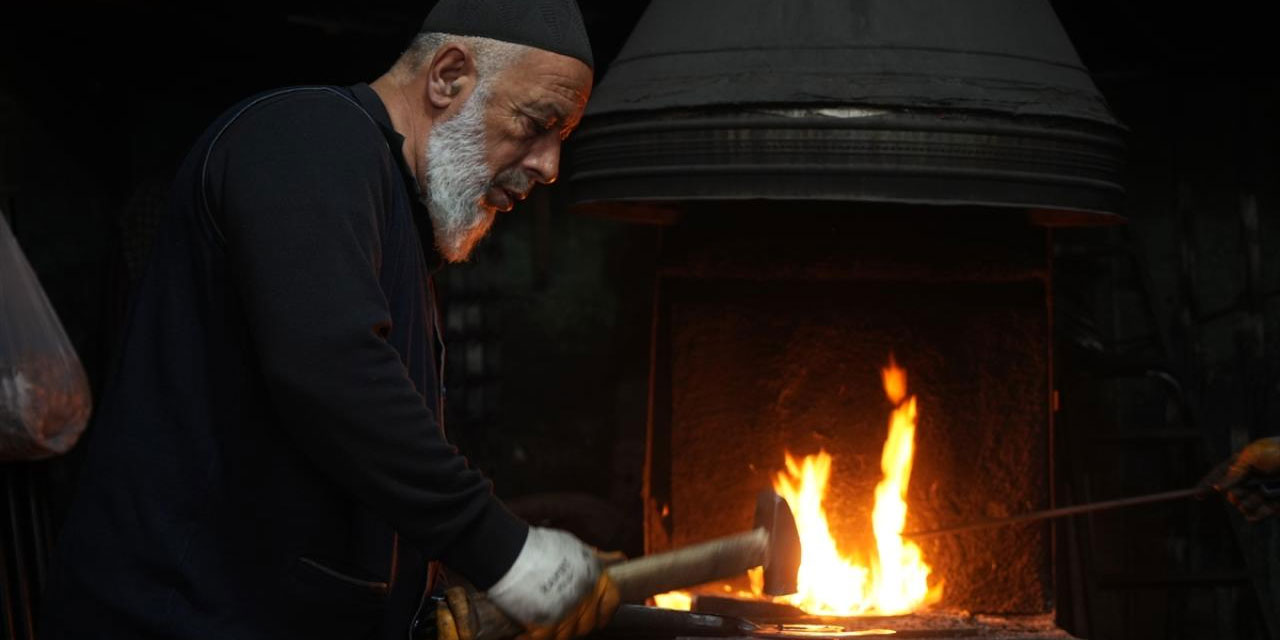 Halit usta 50 yıldır demir dövüyor