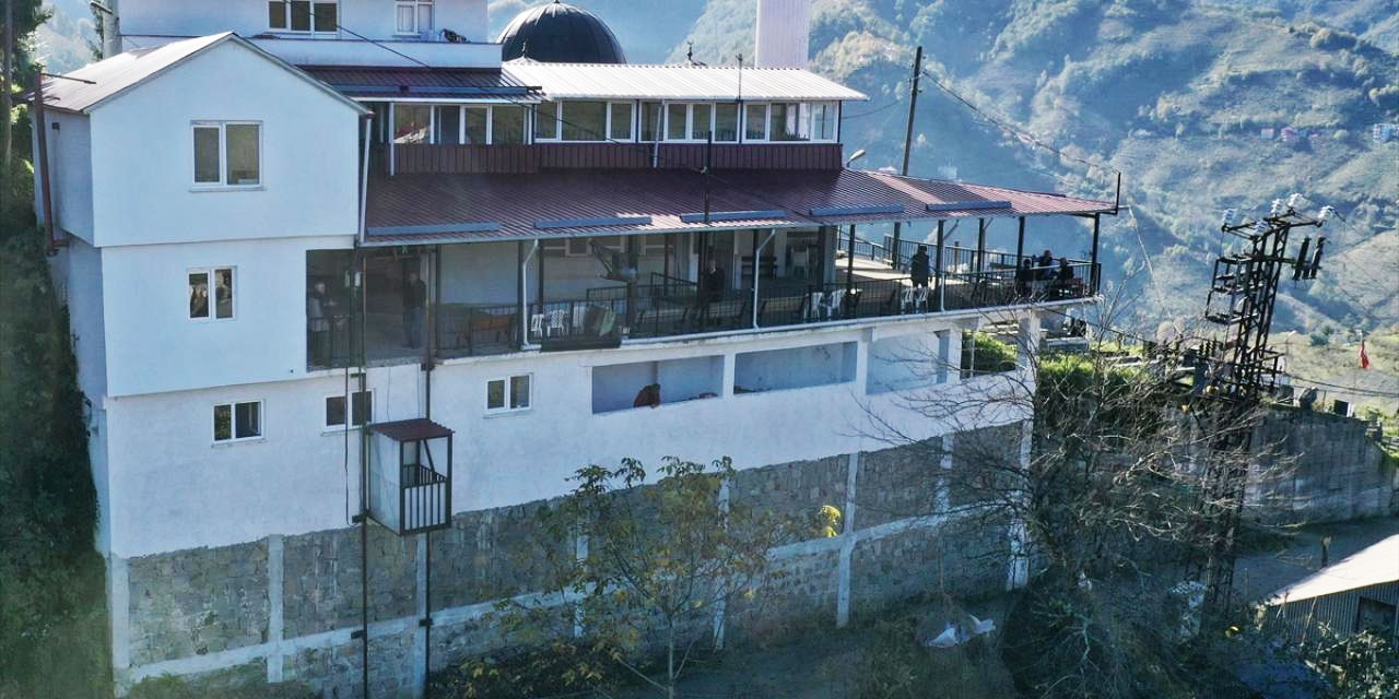 Camiye gelmek isteyen ihtiyarlar için özel asansör