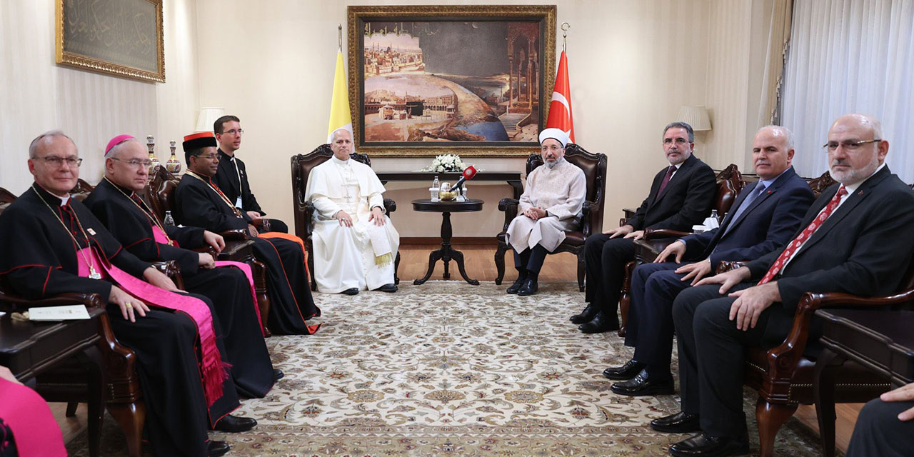Papa'nın Diyanet'i ziyaretinde din adamlarının kıyafetleri tartışma konusu oldu