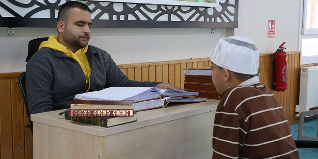 Gözlerini sonradan kaybetti, hafız oldu, öğrencilere Kur'an öğretiyor!