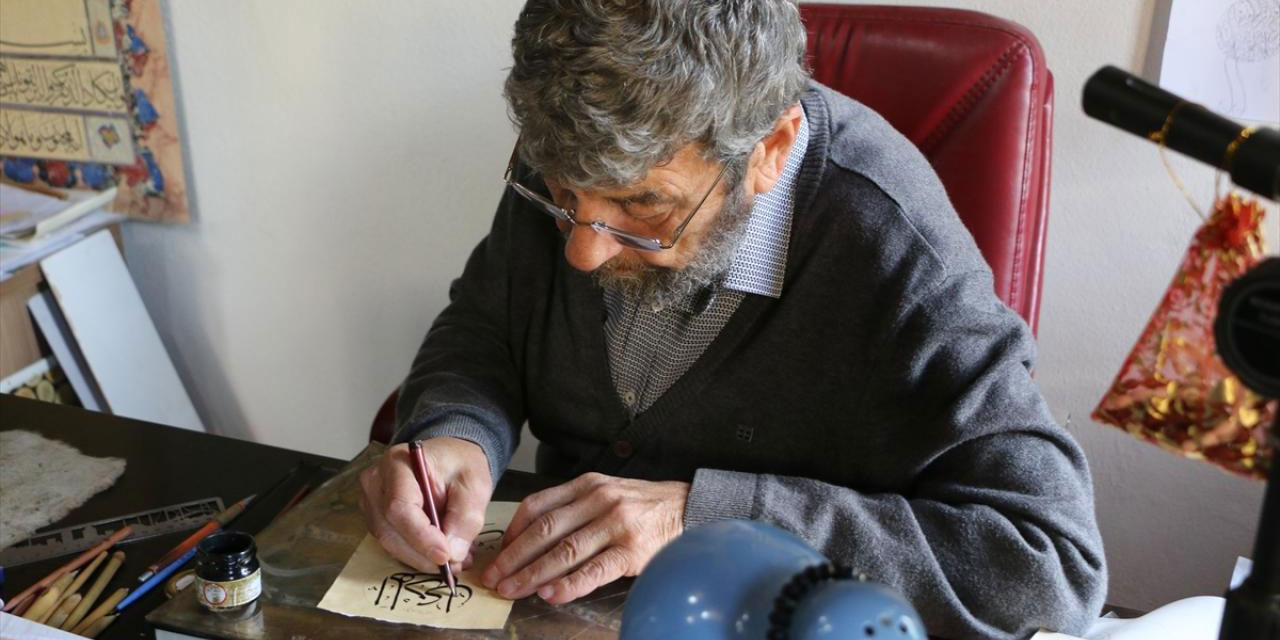 Emekliliğinden sonra öğrendiği hat sanatında yeni ustalar yetiştiriyor