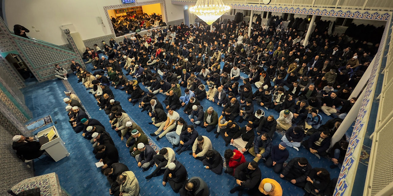 Hollanda'da 1300 genç sabah namazında buluştu