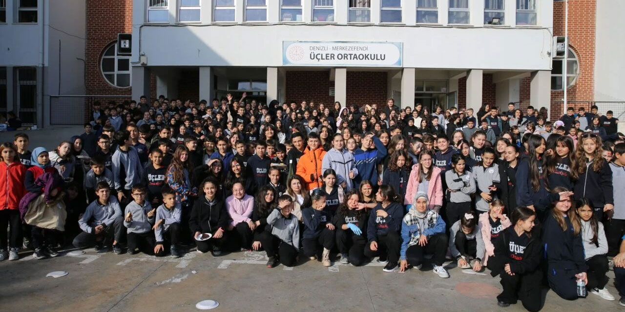 Ortaokul öğrencileri, kermes düzenledi iki bakkalın defterindeki borçları sildiler