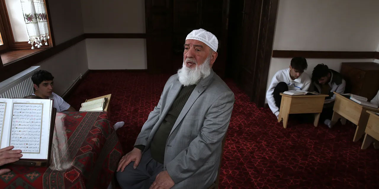 Kuran-ı Kerim'i unutmamak için gençlerle ezber tazeliyor