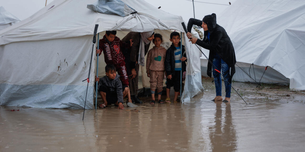 Gazze'de çadırlar su altında kaldı
